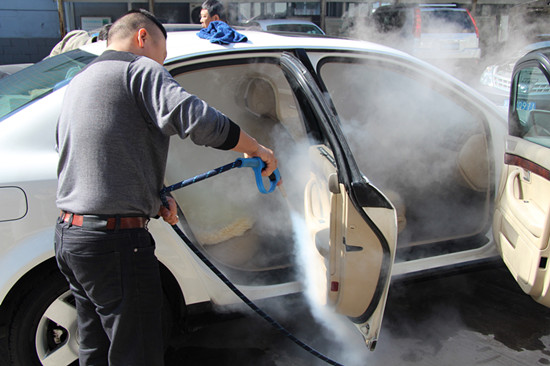 蒸汽洗車機(jī)清理內(nèi)飾