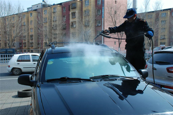 蒸汽洗車(chē)機(jī)清洗現(xiàn)場(chǎng)